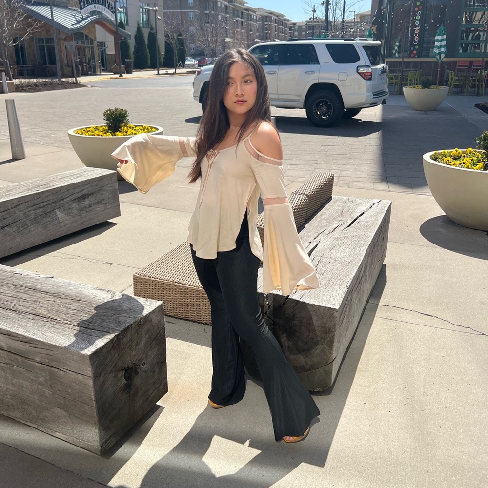 Blouse bell bottom Sleeve top